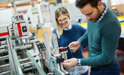 Studenten arbeiten an Maschine