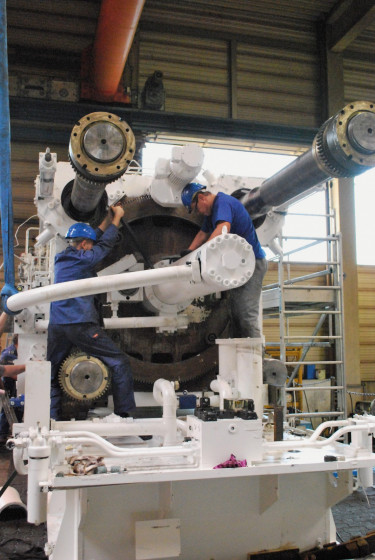 antrok-mitarbeiter-beim-retrofit-einer-druckgiessmaschine_308104_1140_1560420223.jpg