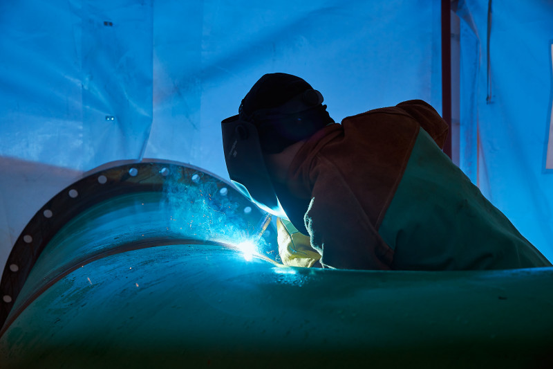 2 Mitarbeiter bei der Arbeit an Rohren