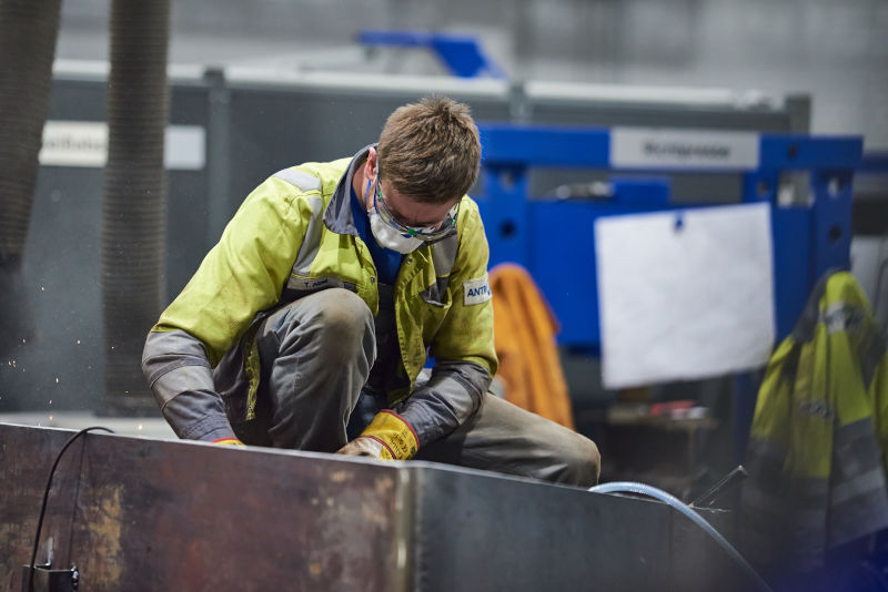 Antrok Mitarbeiter lächelt in die Kamera